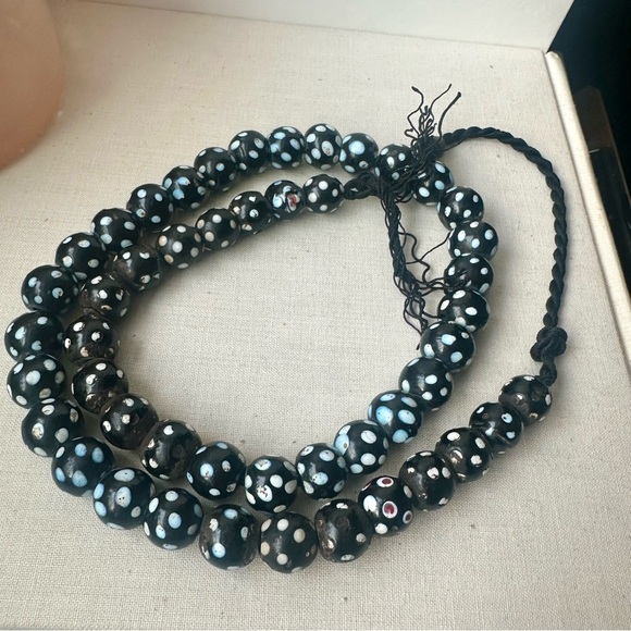 Authentic Venetian Skunk African Trading Beads, Rare Black & White, Strand of 48 - Picture 3 of 9